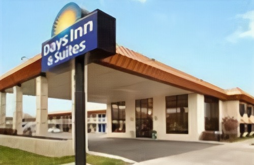 Logan Hotel | Days Inn & Suites by Wyndham Logan