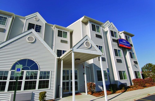 Elk Grove Village Hotel | Howard Johnson Hotel & Suites by Wyndham Elk Grove Village