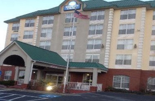Northlake Hotel | Days Inn & Suites by Wyndham Tucker/Northlake