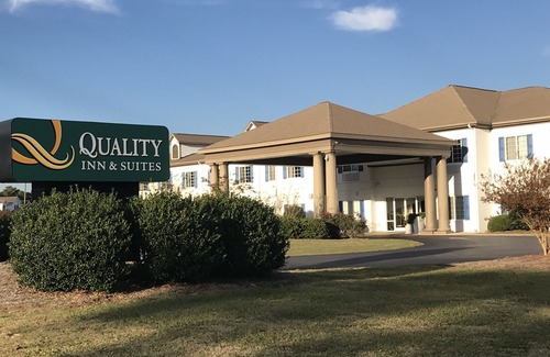 Sneads Ferry Hotel | Quality Inn & Suites Sneads Ferry - North Topsail Beach