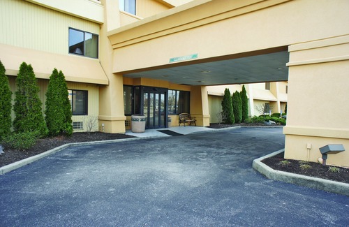 Springdale Hotel | La Quinta Inn by Wyndham Cincinnati North
