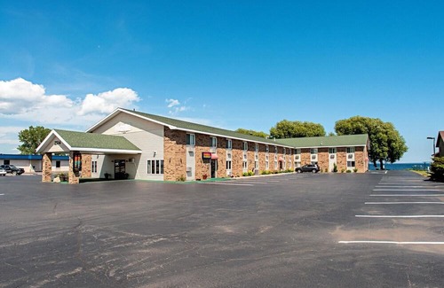 Menominee Hotel | Econo Lodge on The Bay