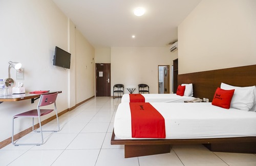 Makassar Hotel | RedDoorz Plus @ Karebosi Area 2