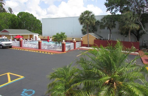 Fort Myers Hotel | Howard Johnson by Wyndham Ft. Myers FL