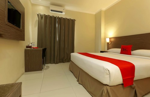 Makassar Hotel | RedDoorz Plus Near Pantai Losari