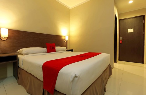 Makassar Hotel | RedDoorz Plus Near Pantai Losari