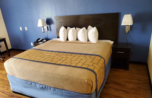 Macon Hotel | Days Inn by Wyndham Macon I-75 North
