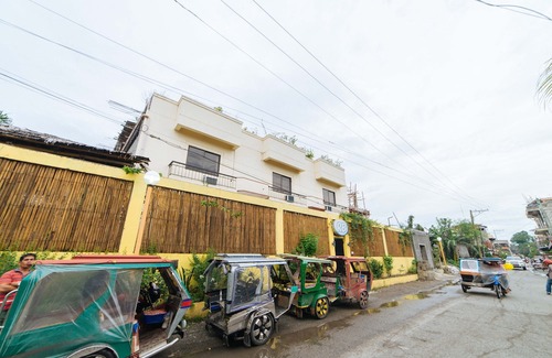 Barangay Poblacion Hotel | RedDoorz @ N Roldan Street