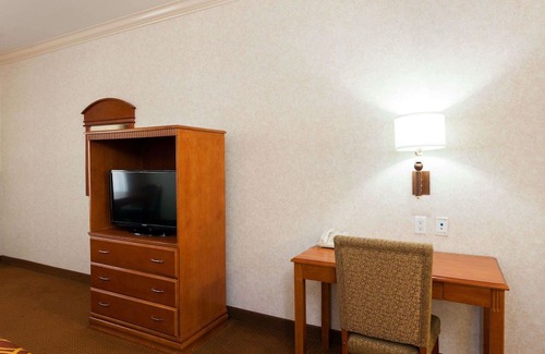 El Rancho Hotel | Howard Johnson Hotel & Suites by Wyndham Pico Rivera