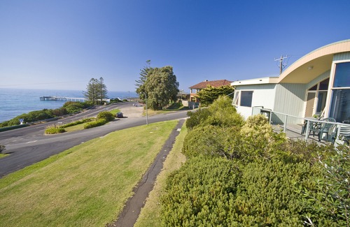 Lorne Hotel | Pierview Apartments