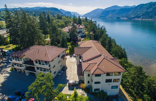 Hood River Hotel | Columbia Cliff Villas