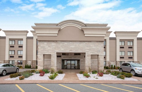 Romulus Hotel | Wingate by Wyndham Detroit Metro Airport