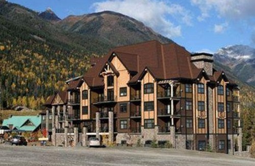 Golden Hotel | Glacier Mountaineer Lodge