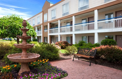 Romulus Hotel | Howard Johnson by Wyndham Romulus Detroit Metro Airport
