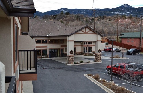 Manitou Springs Hotel | Magnuson Grand Pikes Peak