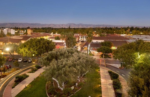 Campbell Hotel | DoubleTree by Hilton Campbell - Pruneyard Plaza