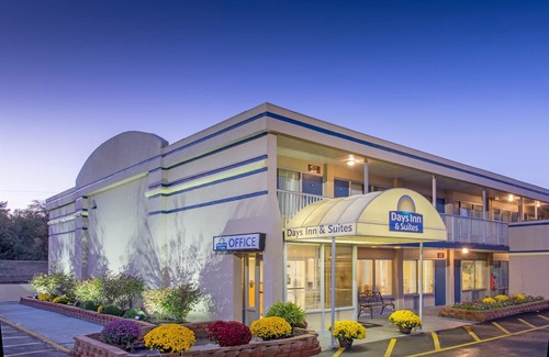 Murlin Heights Hotel | Days Inn & Suites by Wyndham Dayton North