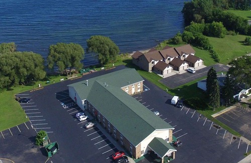 Menominee Hotel | Econo Lodge on The Bay