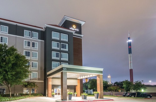 Arlington Hotel | La Quinta by Wyndham Arlington North 6 Flags Dr