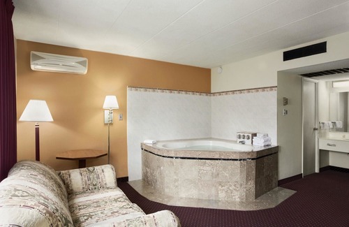 New Stanton Hotel | Days Inn by Wyndham New Stanton PA