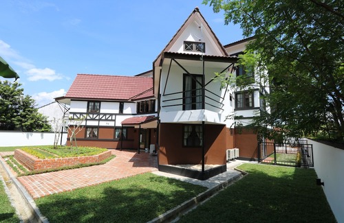 Taman Istana Hotel | The Tudor