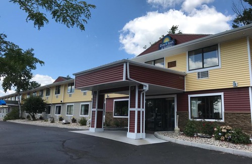 Stevens Point Hotel | Days Inn & Suites by Wyndham Stevens Point