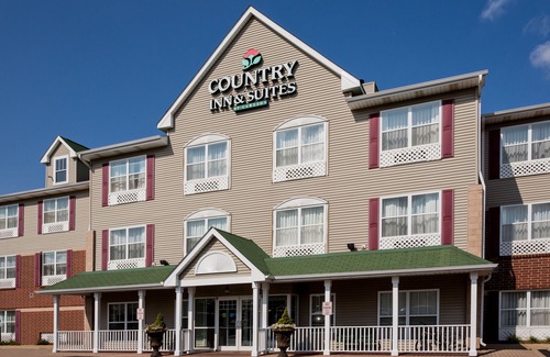 Village of Lakewood Hotel | Country Inn & Suites by Radisson, Crystal Lake, IL