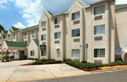 Pinecrest West Park Hotel | Days Inn & Suites by Wyndham Tampa/Raymond James Stadium