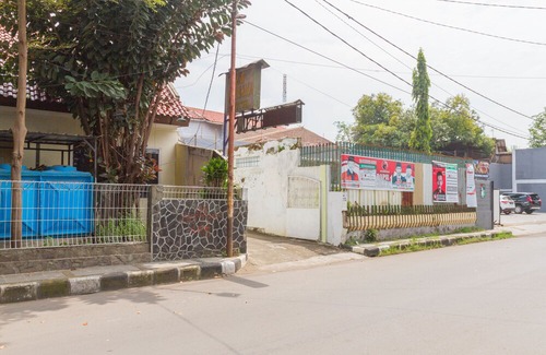 North Cirebon Hotel | RedDoorz Near Pasar Pagi Cirebon 2