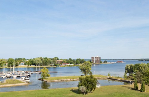 Belleville Hotel | Ramada by Wyndham Belleville Harbourview Conference Centre