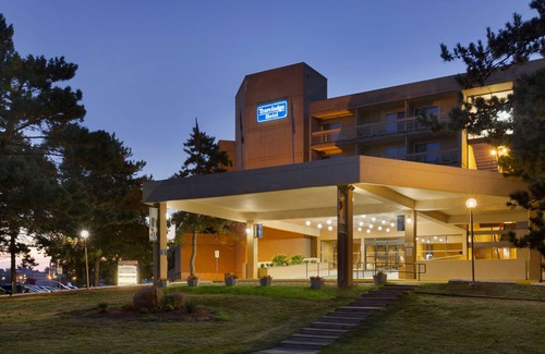 Belleville Hotel | Ramada by Wyndham Belleville Harbourview Conference Centre