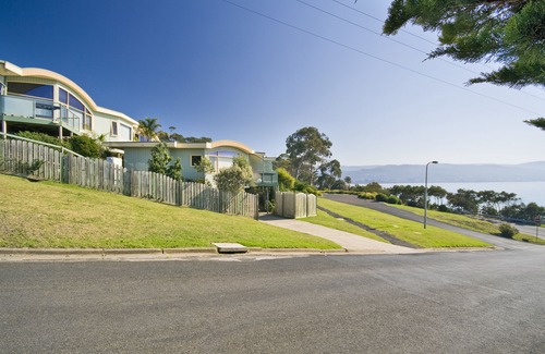 Lorne Hotel | Pierview Apartments