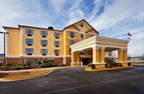 Byron Hotel | Holiday Inn Express Hotel & Suites Byron, an Ihg Hotel
