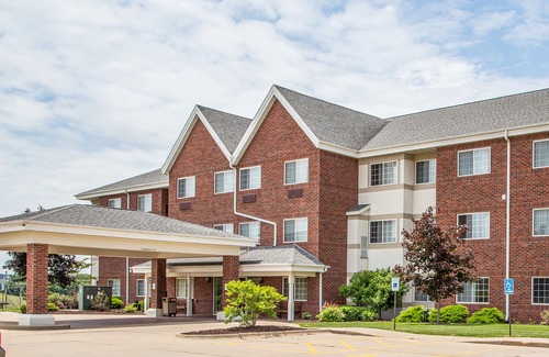 Dubuque Hotel | MainStay Suites Dubuque at Hwy 20