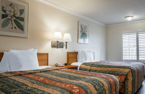 Moreno Valley Hotel | Econo Lodge Moreno Valley