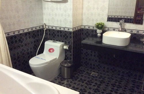 Dich Vong Hotel | RedDoorz Plus near Cau Giay Park