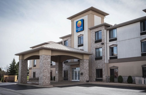 Village of Lakewood Hotel | Comfort Inn Crystal Lake - Algonquin