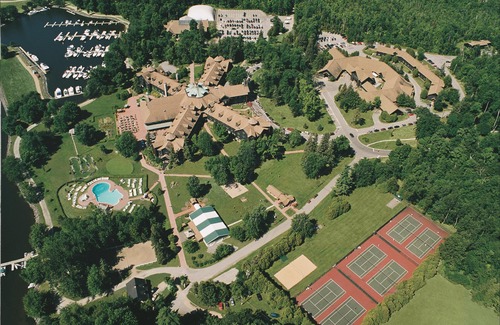 Papineau Regional County Municipality Hotel | Fairmont le Chateau Montebello