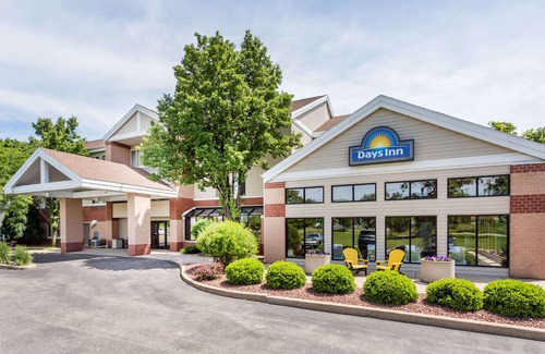 Monona Hotel | Days Inn & Suites by Wyndham Madison