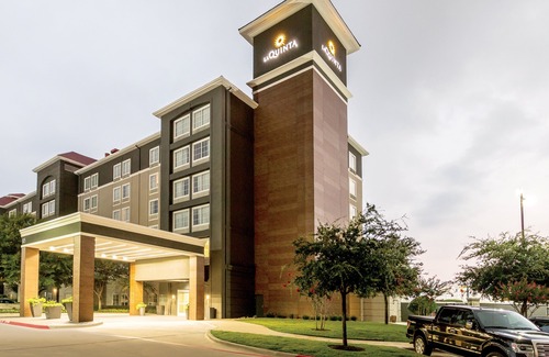 Arlington Hotel | La Quinta by Wyndham Arlington North 6 Flags Dr