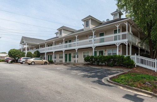 Norcross Hotel | HomeTowne Studios by Red Roof Atlanta NE - Norcross South