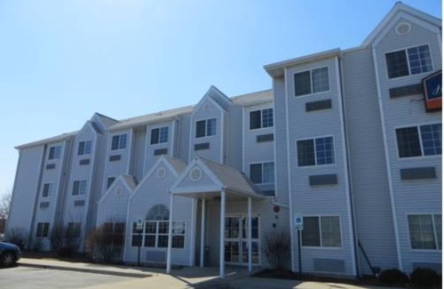 Elk Grove Village Hotel | Howard Johnson Hotel & Suites by Wyndham Elk Grove Village
