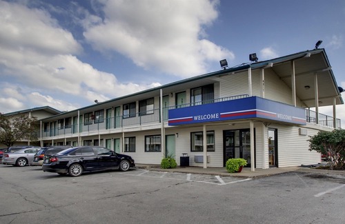 Greater South Side Hotel | Quality Inn & Suites des Moines Airport