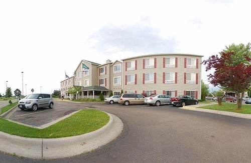 Forest Hills Hotel | Country Inn & Suites by Radisson, Grand Rapids Airport, MI