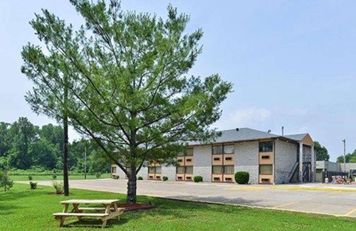 Cairo Hotel | Quality Inn Cairo I-57
