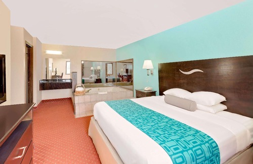 Waterloo Hotel | Howard Johnson by Wyndham Waterloo/Cedar Falls