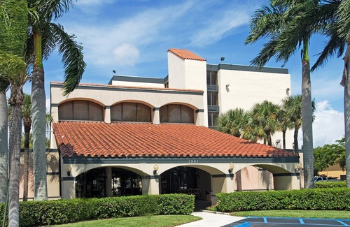 Villages of Palm Beach Lakes Hotel | Ramada by Wyndham West Palm Beach Airport