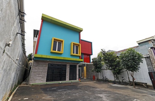 Cawang Hotel | RedDoorz Plus Near Halim Perdanakusuma 2