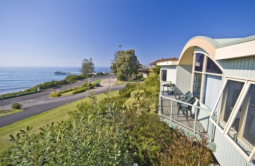 Lorne Hotel | Pierview Apartments