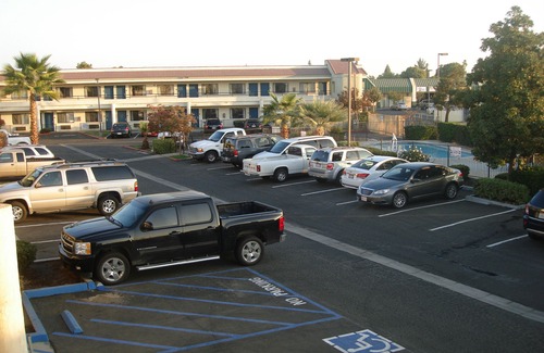 Pumpkin Center Hotel | Bakersfield Inn & Suites